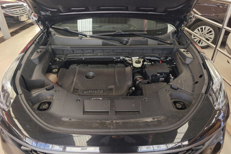 领克01 2021款 2.0TD 四驱暗夜版机舱底盘24