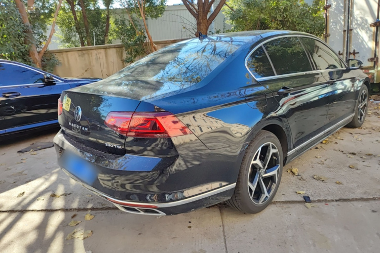 大众 迈腾 2023款 200万辆纪念版 330TSI DSG豪华型车身外观7