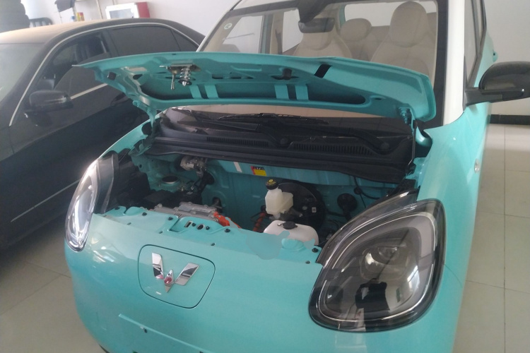 五菱汽车 宏光MINIEV 2025款 四门版 臻享+款机舱底盘24