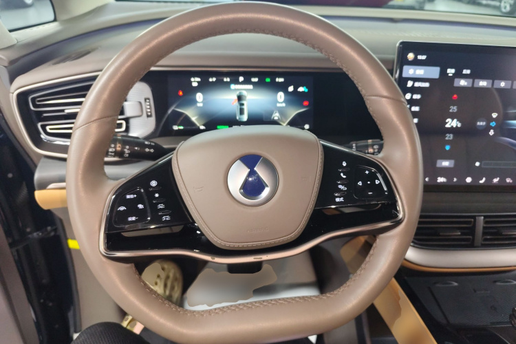 腾势D9 2022款 DM-i 970 四驱旗舰型中控内饰13