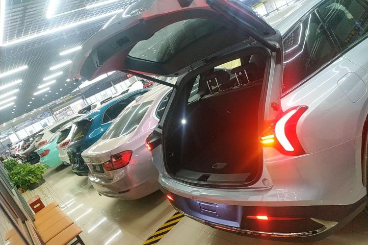 哪吒汽车 哪吒L 2024款 增程 310 闪充红衣版中控内饰23