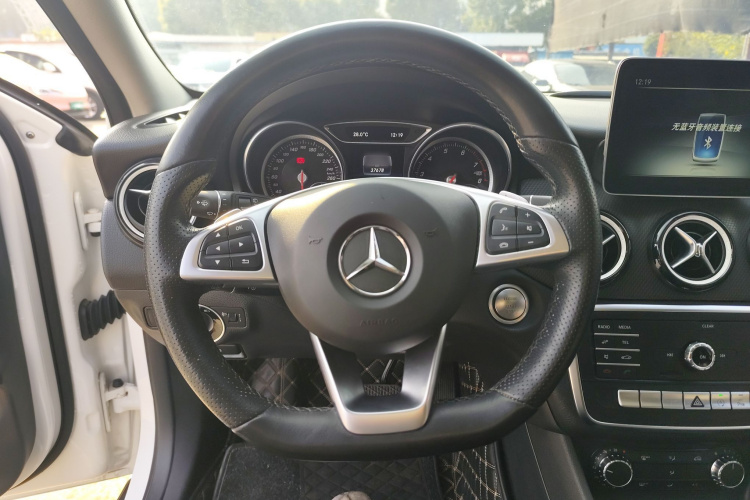 奔驰GLA 2019款 GLA 200 动感型中控内饰13