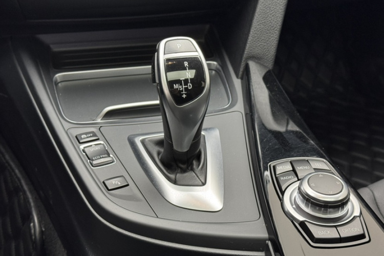 宝马3系 2017款 320Li M运动型中控内饰7005