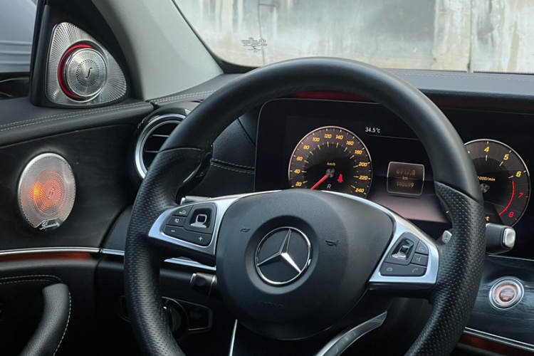 奔驰E级 2018款 改款 E 200 L 运动型 4MATIC中控内饰7002