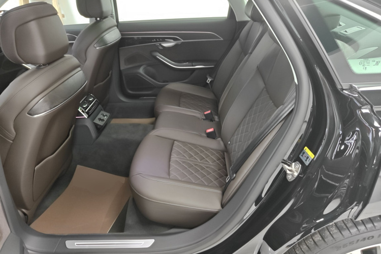 奥迪A8 2024款 A8L 50 TFSI quattro 臻选型中控内饰7004