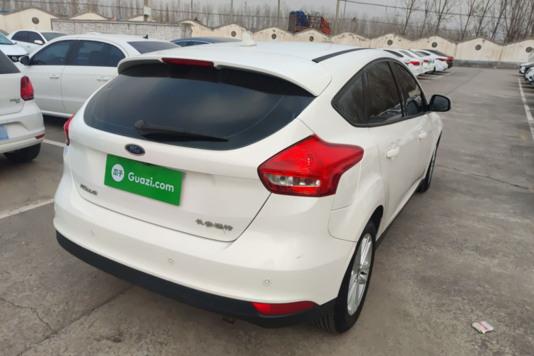 福特 福克斯 2018款 两厢经典 1.6L 自动风尚型智行版车身外观7