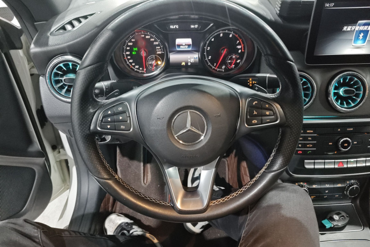 奔驰CLA 2017款 改款 CLA 200 动感型中控内饰13