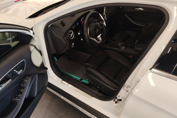 奔驰GLA 2019款 GLA 200 时尚型中控内饰20