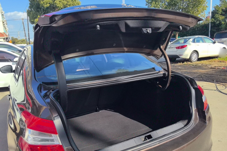 标致408 2016款 1.6T 自动豪华版机舱底盘23