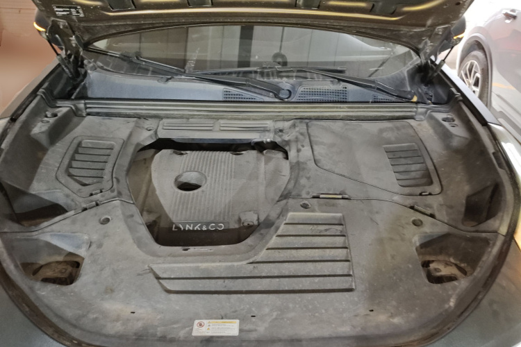 领克01 2017款 2.0T 两驱型Pro版机舱底盘24