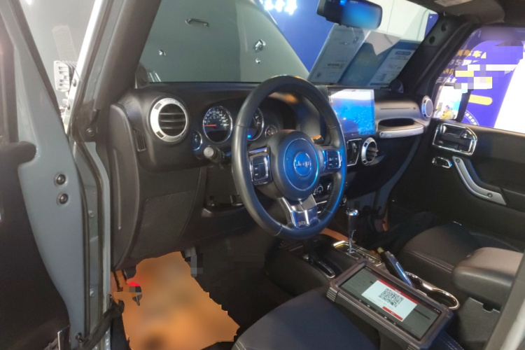 Jeep 牧马人 2014款 3.0L Sahara 四门版中控内饰12