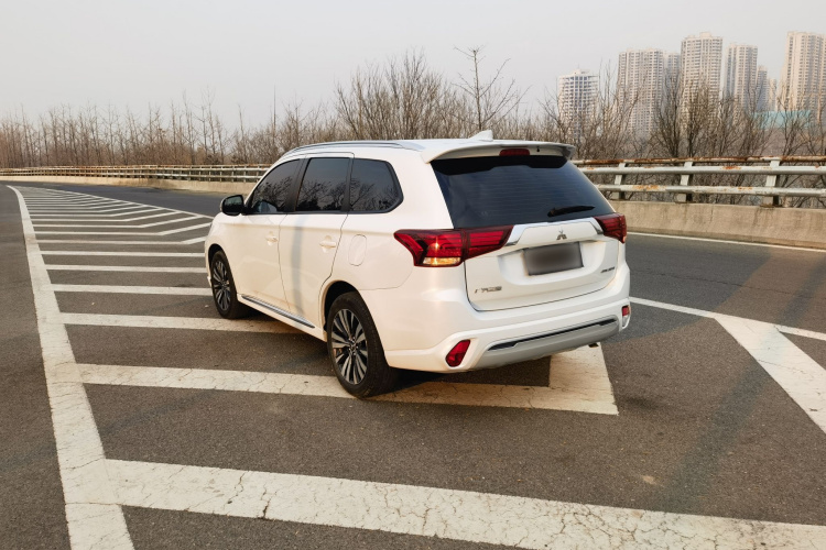 三菱 欧蓝德 2021款 改款 2.0L 两驱畅享版 5座车身外观6004