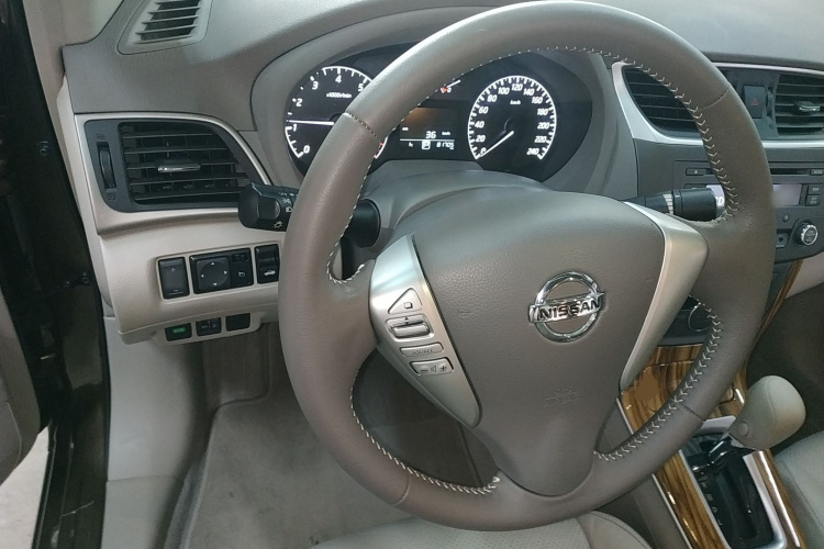 日产 轩逸 2014款 1.6XV CVT尊享版中控内饰13