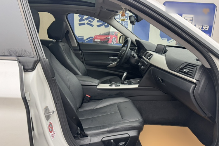 宝马3系GT 2014款 320i 领先型中控内饰7008