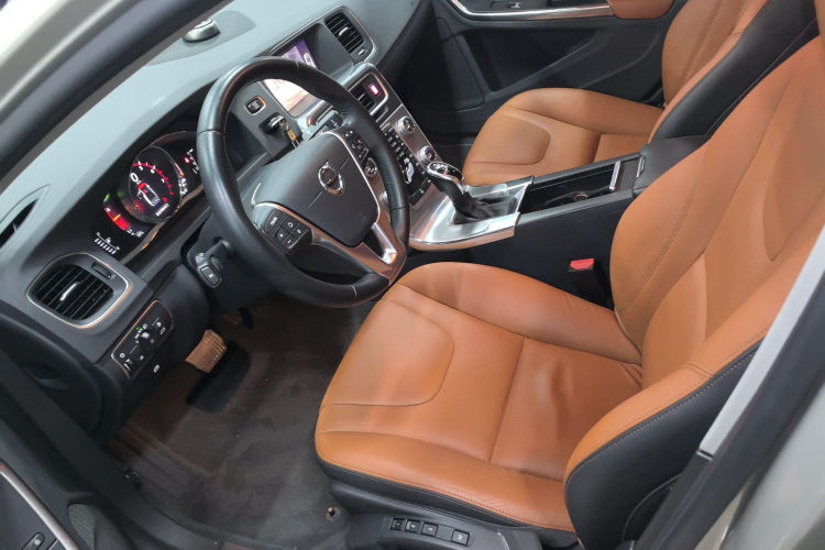 沃尔沃S60 2019款 S60L T5 智远版中控内饰19