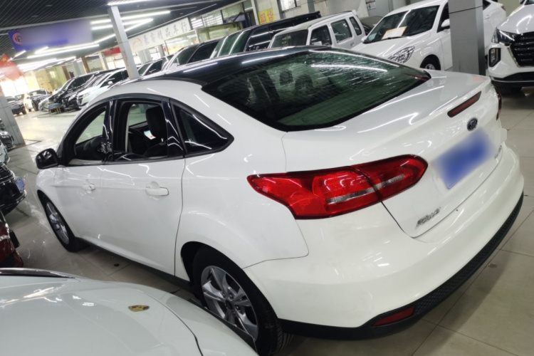 福特 福克斯 2017款 三厢 1.6L 自动舒适型智行版车身外观4