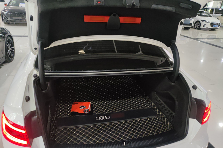 奥迪A4L 2019款 40 TFSI 时尚型 国VI机舱底盘23