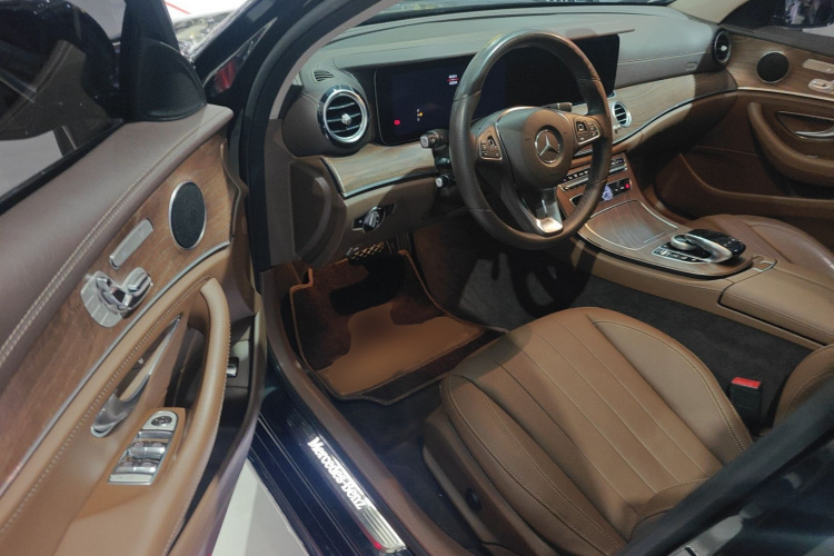 奔驰E级 2018款 改款 E 300 L 时尚型中控内饰19