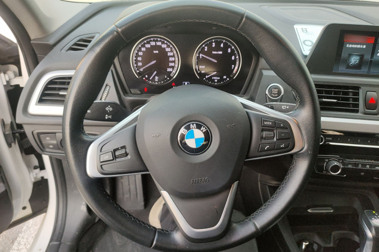 宝马1系 2018款 118i 时尚型中控内饰13