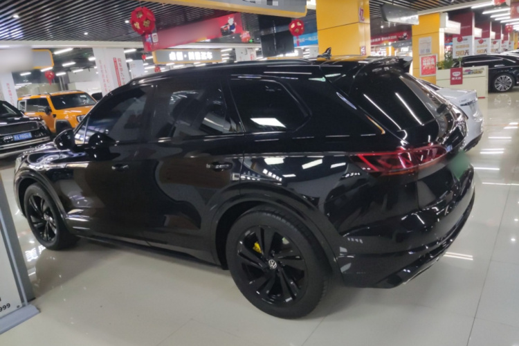 大众 途锐 2022款 3.0TSI 锐享版 曜黑运动套装车身外观4