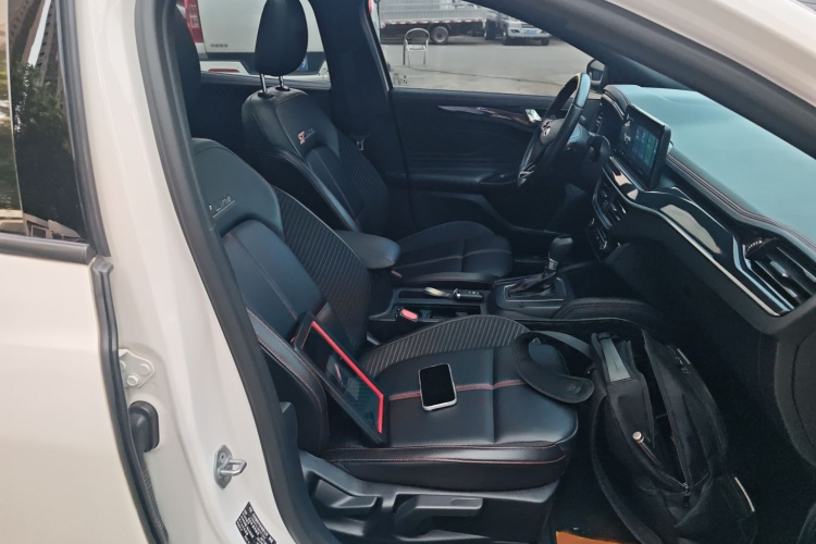 福特 福克斯 2022款 三厢 EcoBoost 180 自动ST Line局部细节41