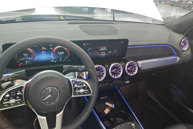 奔驰GLB 2023款 GLB 220 动感型中控内饰12