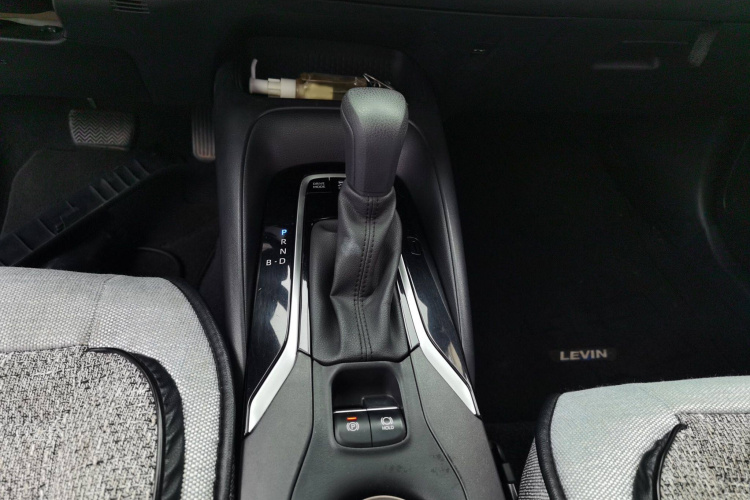 丰田 雷凌 2022款 双擎 1.8H E-CVT豪华版局部细节18