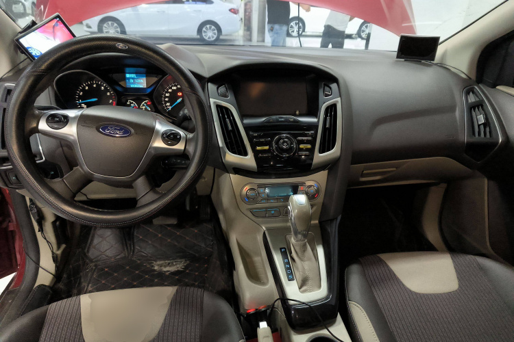 福特 福克斯 2012款 三厢 1.6L 自动风尚型中控内饰12