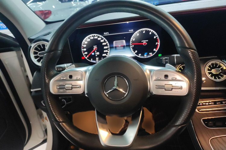 奔驰E级 2019款 改款 E 300 L 运动豪华型局部细节13