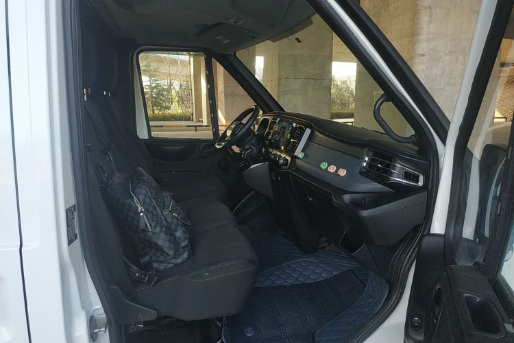 江铃福顺 2023款 2.0T 自动中轴中高顶商运型厢式运输车2/3座局部细节41