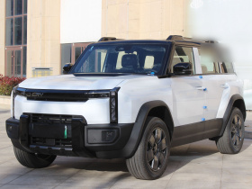 奇瑞 风云X3L 2025款 215远行版