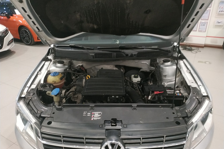 大众 朗逸 2013款 改款经典 1.6L 自动舒适版机舱底盘24