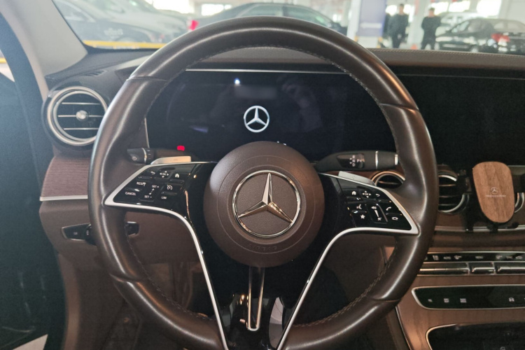 奔驰E级 2023款 E 300 L 豪华型中控内饰13