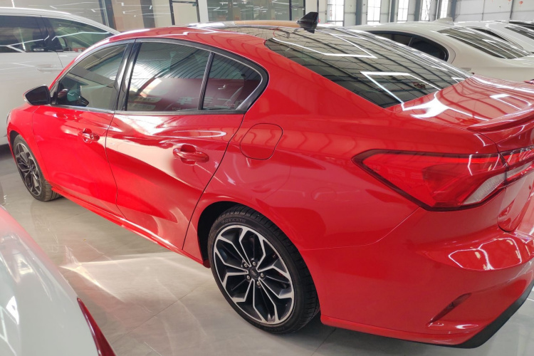 福特 福克斯 2019款 三厢 EcoBoost 180 自动ST Line车身外观4