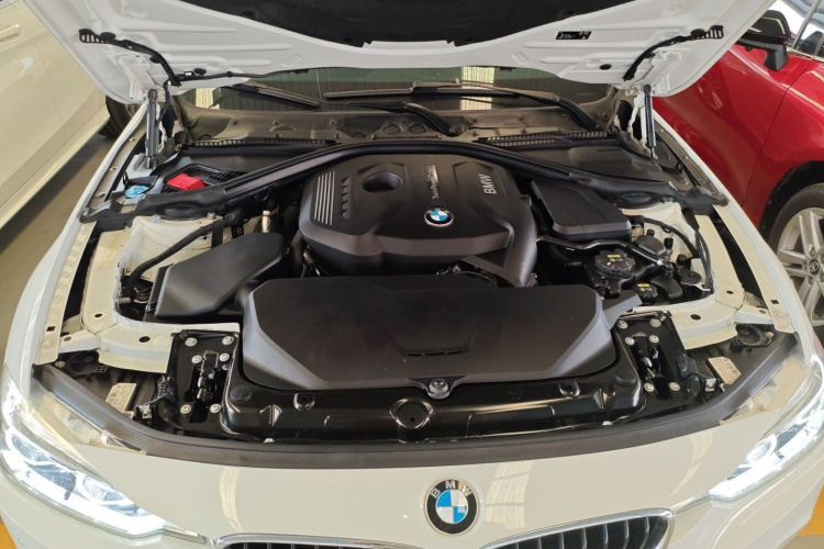 宝马3系 2019款 320Li M运动套装机舱底盘24