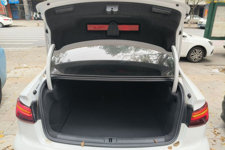 奥迪A3 2018款 30周年年型 Limousine 35 TFSI 时尚型机舱底盘23