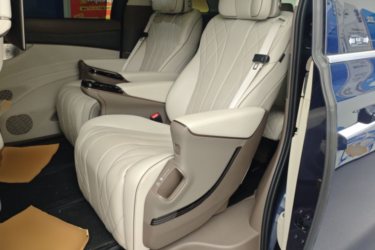 腾势D9 2022款 DM-i 970 四驱旗舰型中控内饰21