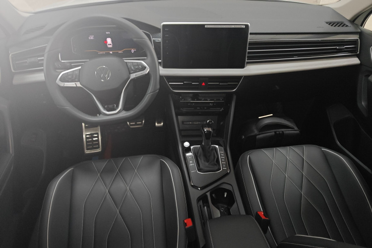 大众 途观L 2025款 出众款 330TSI 自动两驱R-Line龙耀版中控内饰7002