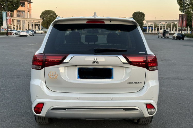 三菱 欧蓝德 2021款 2.4L 四驱致享版 7座车身外观6004