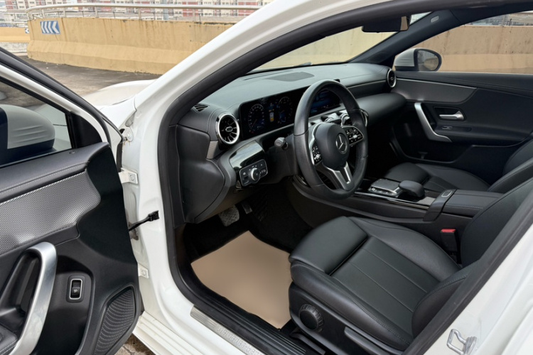 奔驰A级 2021款 A 180 L 运动轿车中控内饰7003