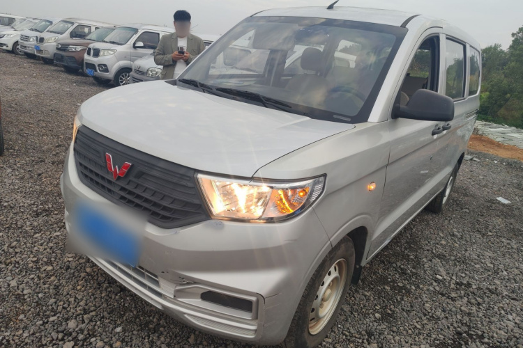 五菱汽车 五菱宏光V 2021款 1.5L劲取版LAR车身外观1