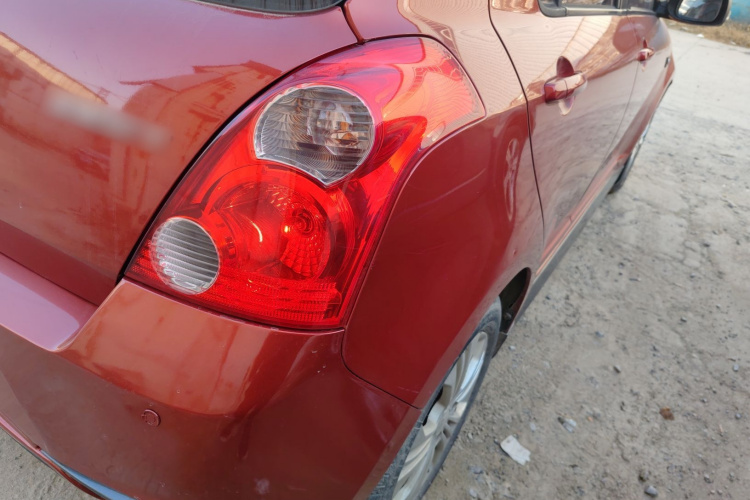 铃木 雨燕 2014款 1.5L 自动时尚型车身外观9