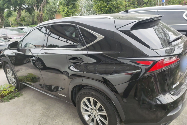 雷克萨斯NX 2015款 300h 前驱 锋尚版车身外观4