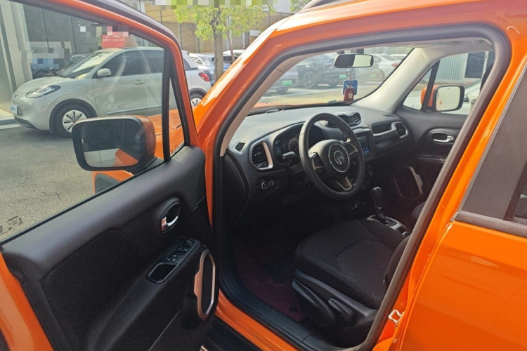 Jeep 自由侠 2018款 互联大屏版 180T 自动高能版中控内饰7003