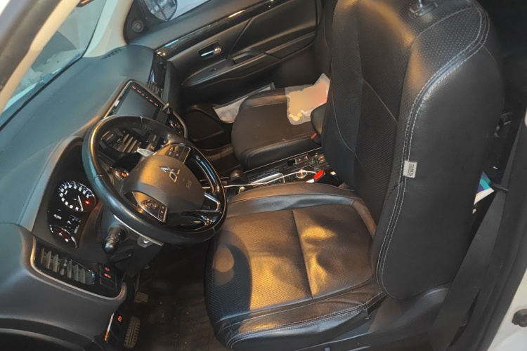 三菱 欧蓝德 2018款 2.4L 四驱豪华版 7座中控内饰19