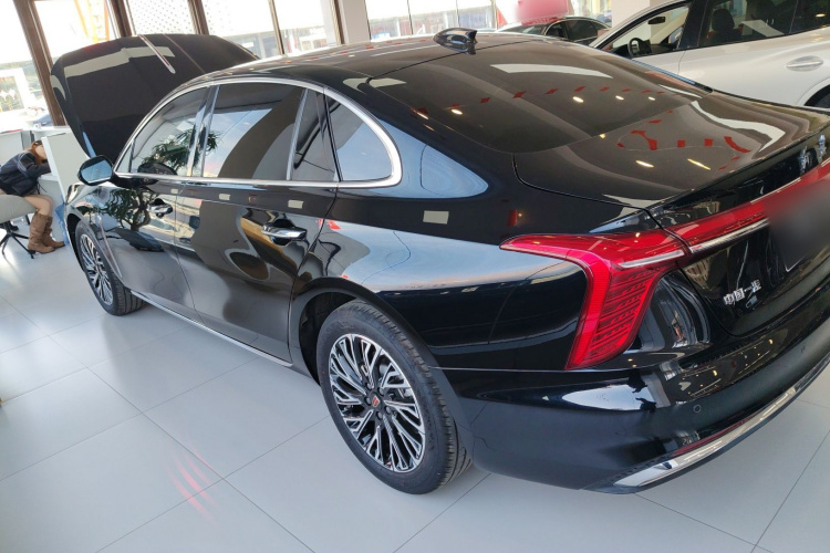 红旗H5 2025款 2.0T 自动旗领版车身外观4