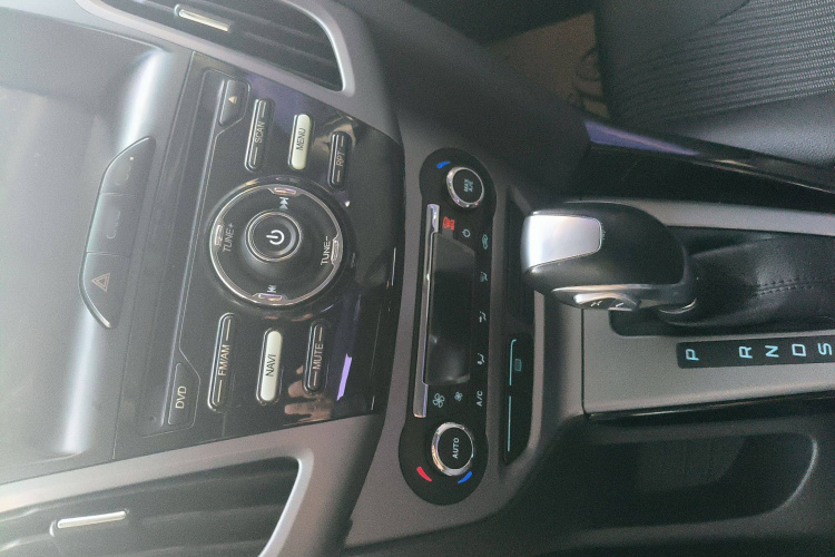 福特 福克斯 2012款 三厢 1.6L 自动风尚型局部细节13