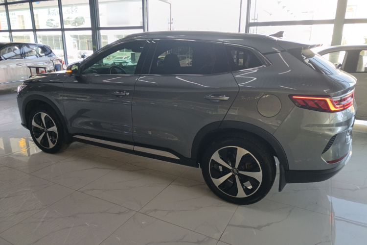 比亚迪 宋PLUS新能源 2021款 EV 旗舰型车身外观4