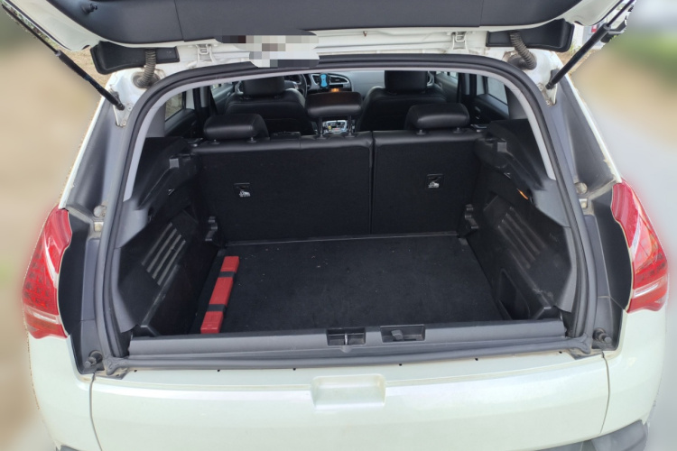 标致3008 2015款 2.0L 自动潮流版中控内饰23