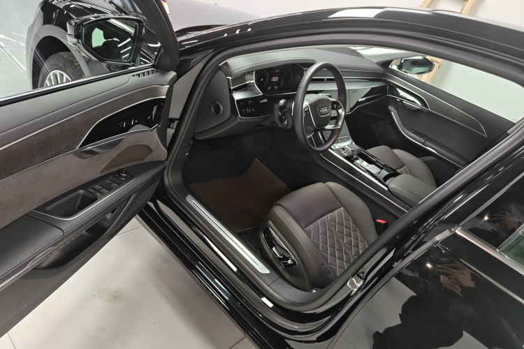 奥迪A8 2024款 A8L 50 TFSI quattro 臻选型中控内饰7003